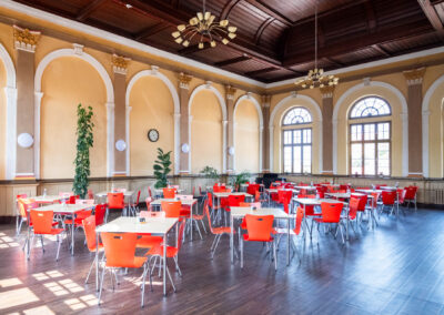 Ansicht der Aula mit Stühlen und Tischen