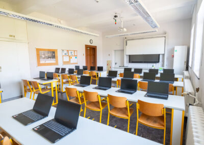 Ansicht eines Raumes mit Laptops
