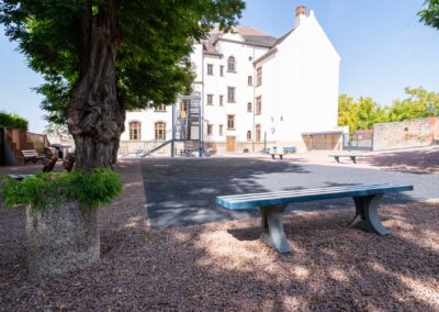 Außenansicht der Schule mit Tischtennisplatte